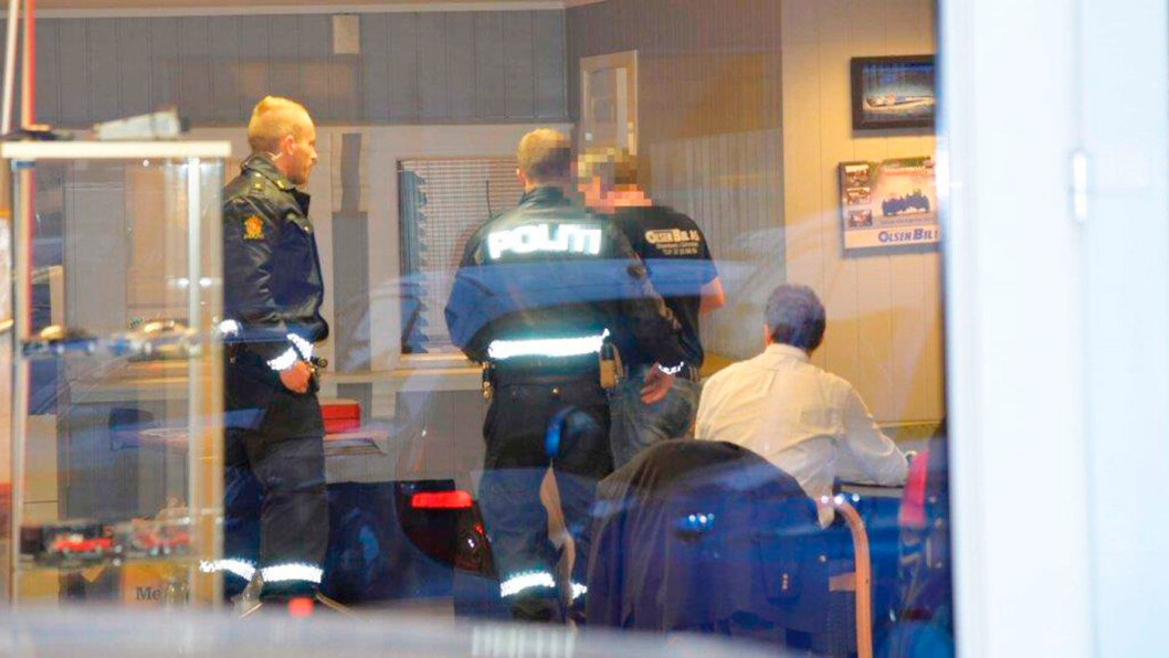 PÅGREPET: Bruktbilhandler Geir Egil Olsen ble pågrepet av politiet i lokalene til Olsen Bil høsten 2016. Foto: Stein Larsen, Agderposten PÅGREPET: Bruktbilhandler Geir Egil Olsen ble pågrepet av politiet i lokalene til Olsen Bil høsten 2016. Foto: Stein Larsen, Agderposten
