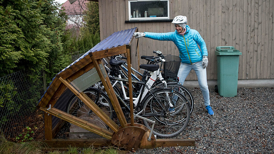 BESKYTTER SYKLENE: Solveig Widmers mann, Hugo, har bygget et enkelt sykkelskur med tak etter egen tegning. Foto: Jon Terje Hellgren Hansen BESKYTTER SYKLENE: Solveig Widmers mann, Hugo, har bygget et enkelt sykkelskur med tak etter egen tegning. Foto: Jon Terje Hellgren Hansen
