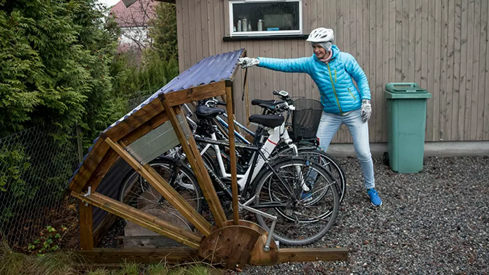 BESKYTTER SYKLENE: Solveig Widmers mann, Hugo, har bygget et enkelt sykkelskur med tak etter egen tegning. Foto: Jon Terje Hellgren Hansen