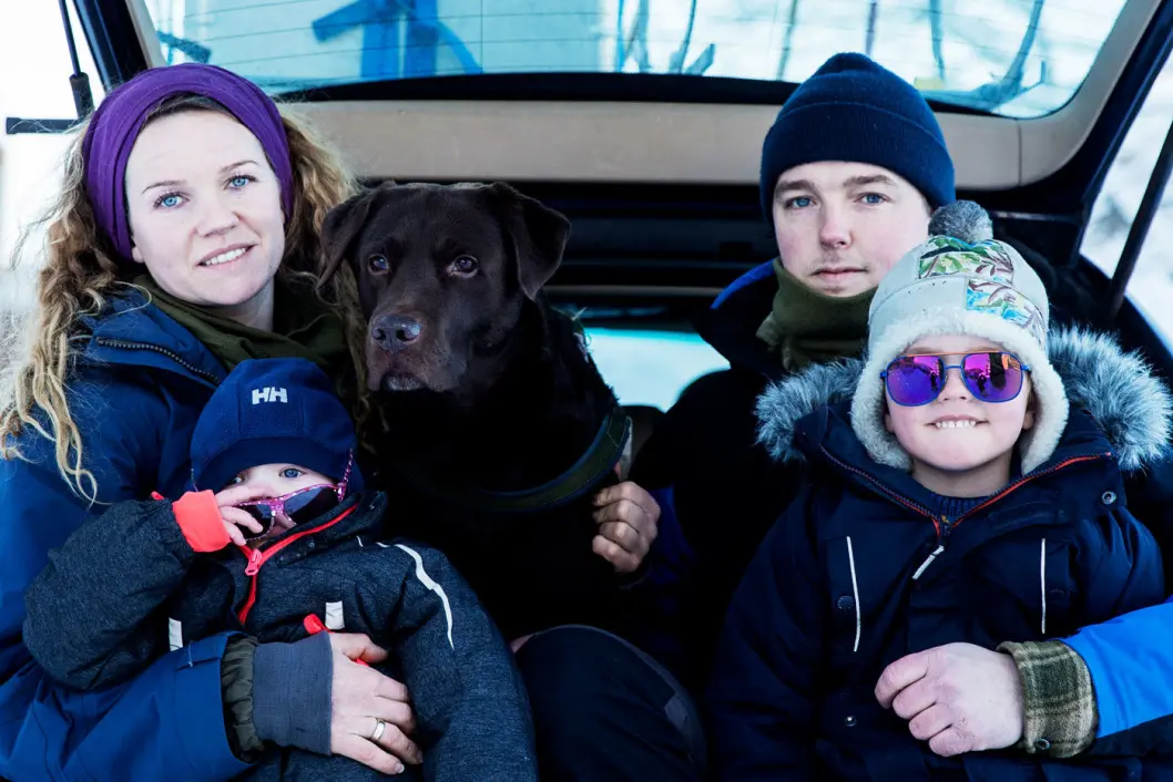 KJØPTE FARLIG BIL: Kaja Vemren Refling, mannen Ruben, barna Brede (5) og Ane (2) sammen med bikkja Herman. Familien er én av mange ofre i Olsen Bil-saken. Foto: Fredrik Bjerknes KJØPTE FARLIG BIL: Kaja Vemren Refling, mannen Ruben, barna Brede (5) og Ane (2) sammen med bikkja Herman. Familien er én av mange ofre i Olsen Bil-saken. Foto: Fredrik Bjerknes