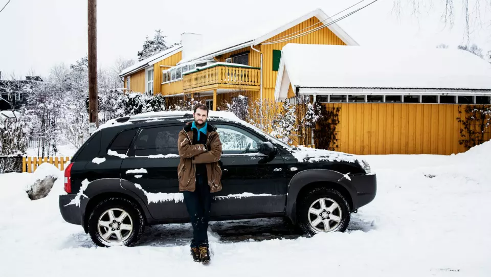 BRUKTBIL TIL BEKYMRING: André Johansen foran bruktbilen hans mor kjøpte av Sven Jarle Knoll i Fredrikstad. Foto: Fredrik Bjerknes