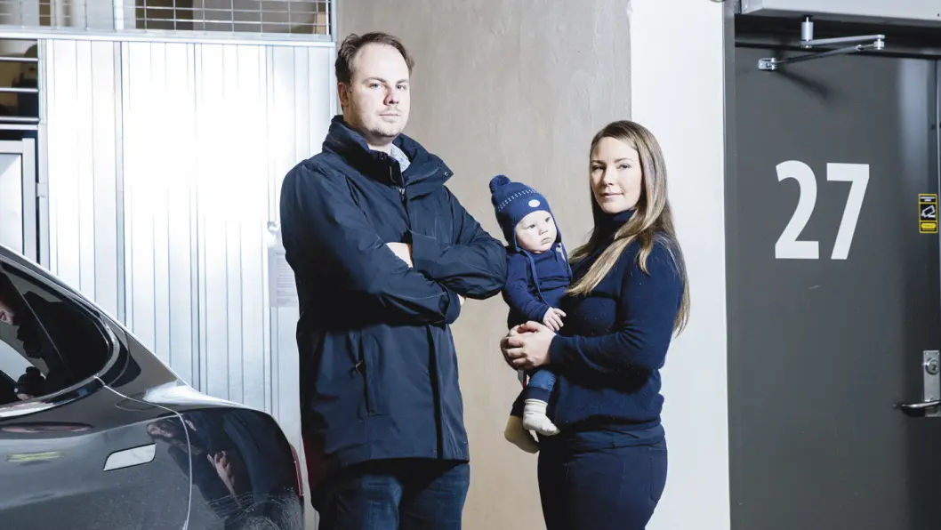 HELDIGVIS RÅD TIL NY BIL: Nå kjører Mads Torma, samboeren Kaja Merete Moen og sønnen Oliver (fem måneder) Tesla. Salget av den forrige bilen endte til slutt godt. Foto: Fredrik Bjerknes HELDIGVIS RÅD TIL NY BIL: Nå kjører Mads Torma, samboeren Kaja Merete Moen og sønnen Oliver (fem måneder) Tesla. Salget av den forrige bilen endte til slutt godt. Foto: Fredrik Bjerknes