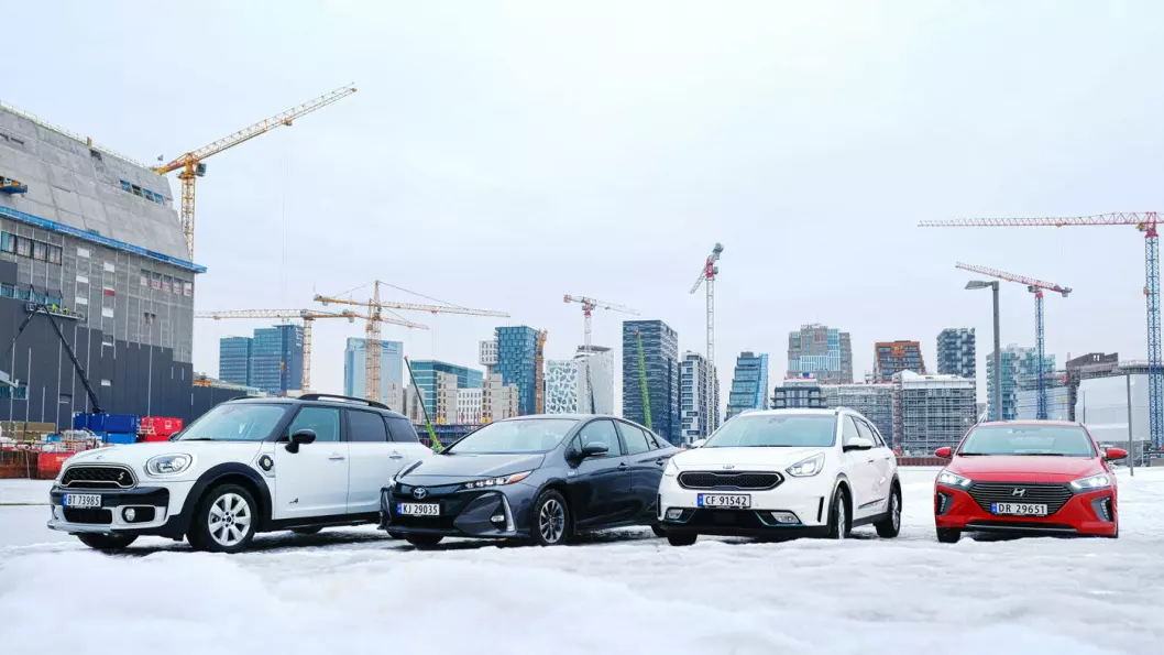 MOTOR-TEST: Vi har testet Mini Countryman (fra venstre), Toyota Prius, Kia Niro og Hyundai Ioniq. Foto: Jon Terje Hellgren Hansen