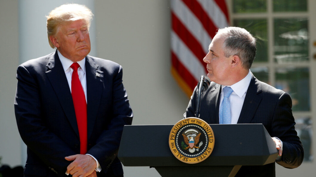 LUNKEN MOTTAGELSE: Forslaget fra EPA-sjef Scott Pruitt (t.h.) og president Donald Trump møter ikke begeistring hos bilindustrien. Foto: Reuters LUNKEN MOTTAGELSE: Forslaget fra EPA-sjef Scott Pruitt (t.h.) og president Donald Trump møter ikke begeistring hos bilindustrien. Foto: Reuters