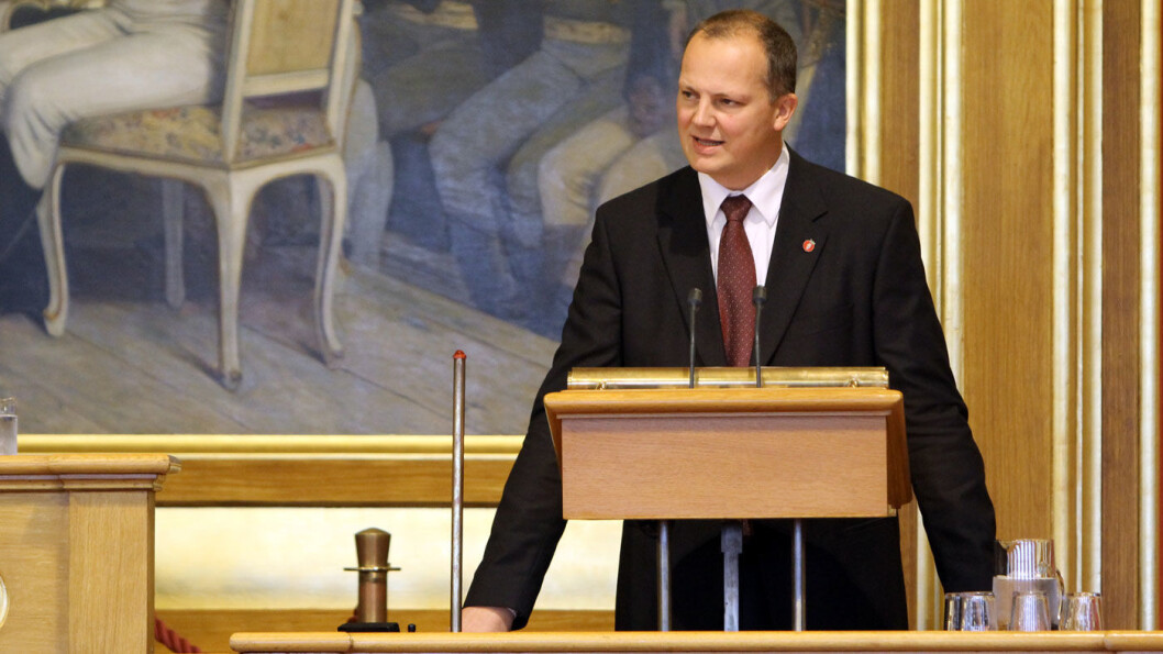 MÅ SVARE: Opposisjonen vil ha svar fra samferdselsminister Ketil Solvik-Olsen om hvorfor fotoboksene står på så lite som 45 minutter pr døgn. Foto: Stortinget/Flickr MÅ SVARE: Opposisjonen vil ha svar fra samferdselsminister Ketil Solvik-Olsen om hvorfor fotoboksene står på så lite som 45 minutter pr døgn. Foto: Stortinget/Flickr
