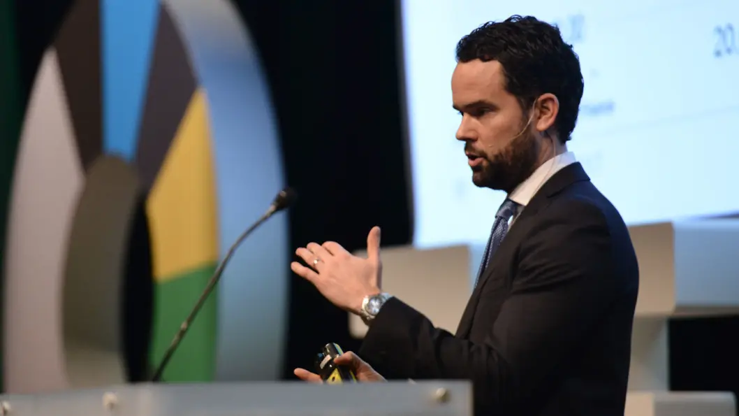 VENTER FALL: Bloomberg-analytiker Colin McKerracher, her er under fjorårets ZERO-konferanse i Oslo, tror batteriprisene kan reduseres med en tredjedel fram mot 2030. Foto: Marius Nyheim Kristoffersen / ZERO VENTER FALL: Bloomberg-analytiker Colin McKerracher, her er under fjorårets ZERO-konferanse i Oslo, tror batteriprisene kan reduseres med en tredjedel fram mot 2030. Foto: Marius Nyheim Kristoffersen / ZERO