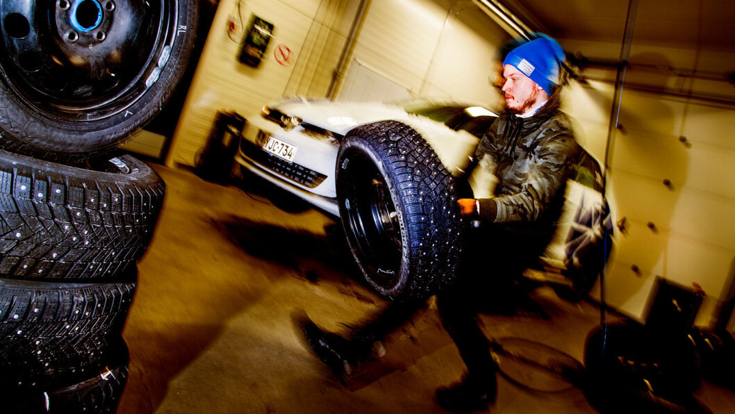 FRISTEN UTE: Nå er det egentlig tid for å legge vekk vinterdekkene. Men du kan fortsette på pigg hvis kjøreforholdene krever det. Foto: Lasse Allard FRISTEN UTE: Nå er det egentlig tid for å legge vekk vinterdekkene. Men du kan fortsette på pigg hvis kjøreforholdene krever det. Foto: Lasse Allard