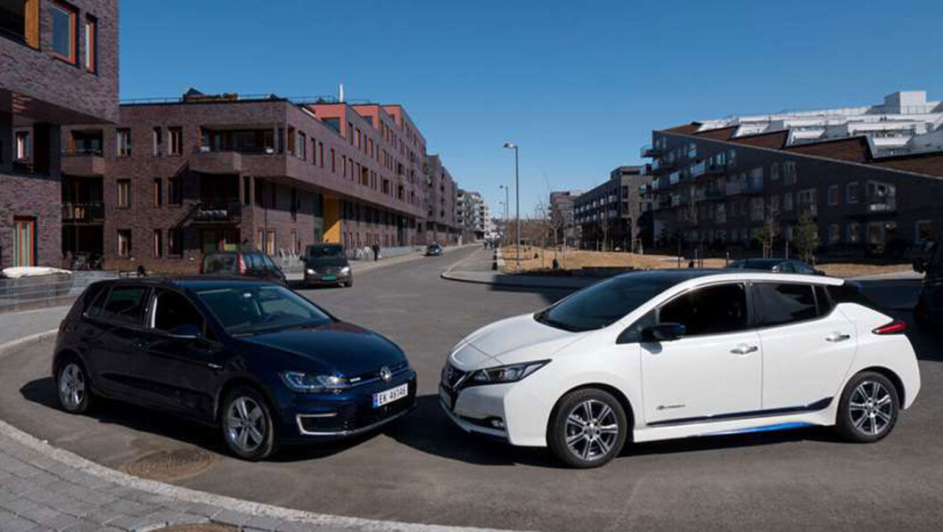HELLER MOMS ENN BOM: Fremskrittspartiet vil innføre moms på elbiler som disse Nissan Leaf- og VW e-Golf-modellene, og vil bruke pengene på lavere bomtakster. Foto: Jon Terje Hellgren Hansen HELLER MOMS ENN BOM: Fremskrittspartiet vil innføre moms på elbiler som disse Nissan Leaf- og VW e-Golf-modellene, og vil bruke pengene på lavere bomtakster. Foto: Jon Terje Hellgren Hansen