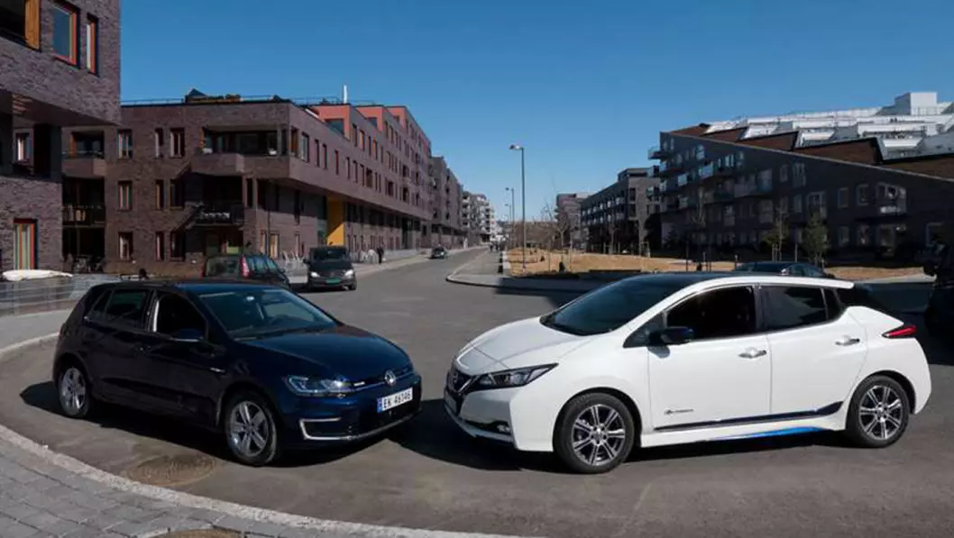 BESTSELGERDUELLEN: En av disse bilene kommer til å bli den mest selgende bilen i Norge 2018, Nissan Leaf eller VW e-Golf. Foto: Jon Terje Hellgren Hansen