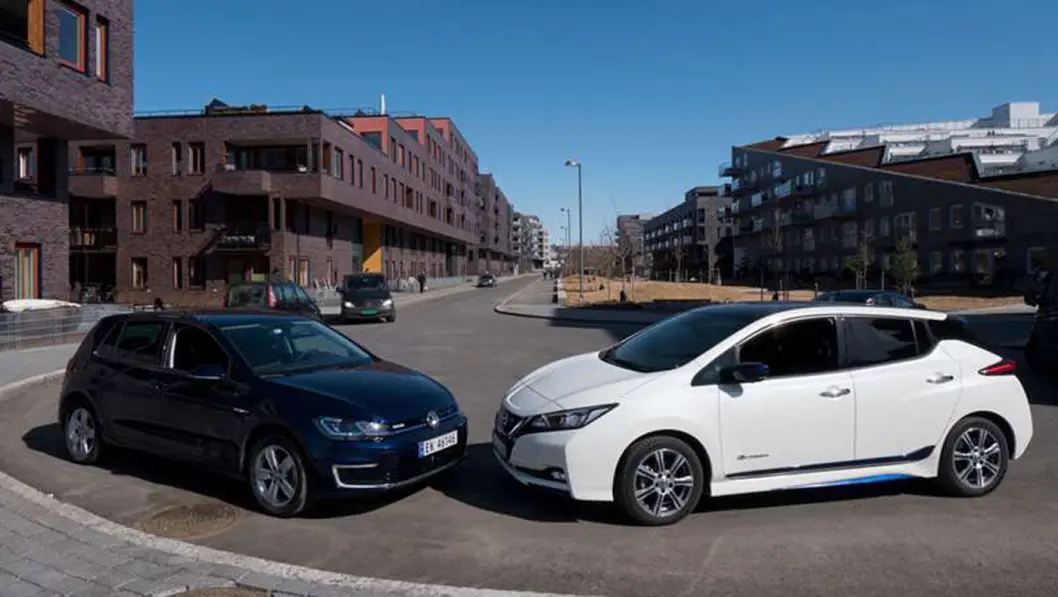 BESTSELGERDUELLEN: En av disse bilene kommer til å bli den mest selgende bilen i Norge 2018, Nissan Leaf eller VW e-Golf. Foto: Jon Terje Hellgren Hansen BESTSELGERDUELLEN: En av disse bilene kommer til å bli den mest selgende bilen i Norge 2018, Nissan Leaf eller VW e-Golf. Foto: Jon Terje Hellgren Hansen