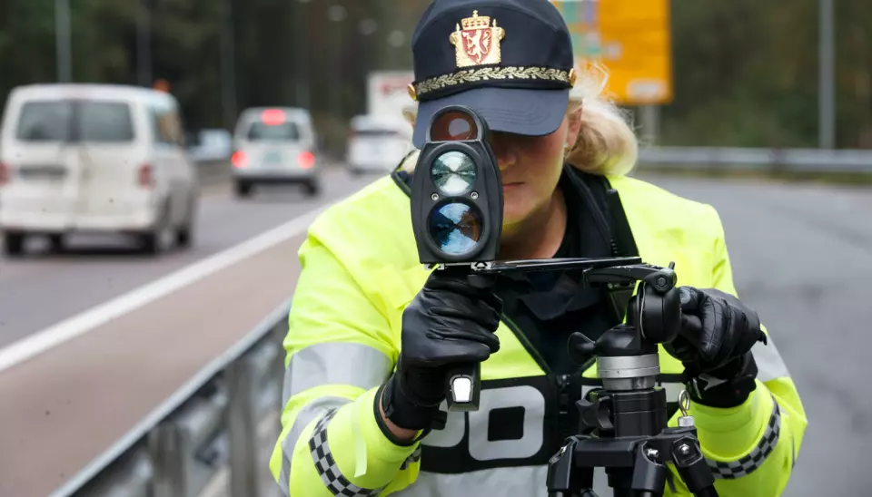DUM IDE: Det skal mye dumskap til for å miste lappen i en 50-sone. En svensk sjåfør møtte dessverre en politimann på samme nivå.