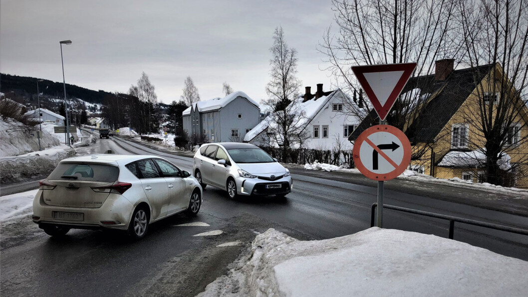 SAFTIG BOT: Svinger du til høyre her vanker det 5500 kroner i bot. Foto: Geir Røed SAFTIG BOT: Svinger du til høyre her vanker det 5500 kroner i bot. Foto: Geir Røed