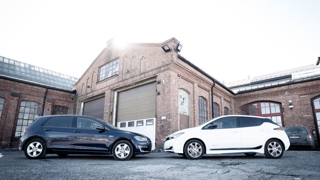 BILLIGSALG: Volkswagen e-Golf og Nissan Leaf har knivet om tetposisjonene på salgslistene de siste årene. Nå er prisbildet i ferd med å endres kraftig. Det kan gi gode kjøp både av nye og brukte biler. Foto: Jon Terje Hellgren Hansen BILLIGSALG: Volkswagen e-Golf og Nissan Leaf har knivet om tetposisjonene på salgslistene de siste årene. Nå er prisbildet i ferd med å endres kraftig. Det kan gi gode kjøp både av nye og brukte biler. Foto: Jon Terje Hellgren Hansen