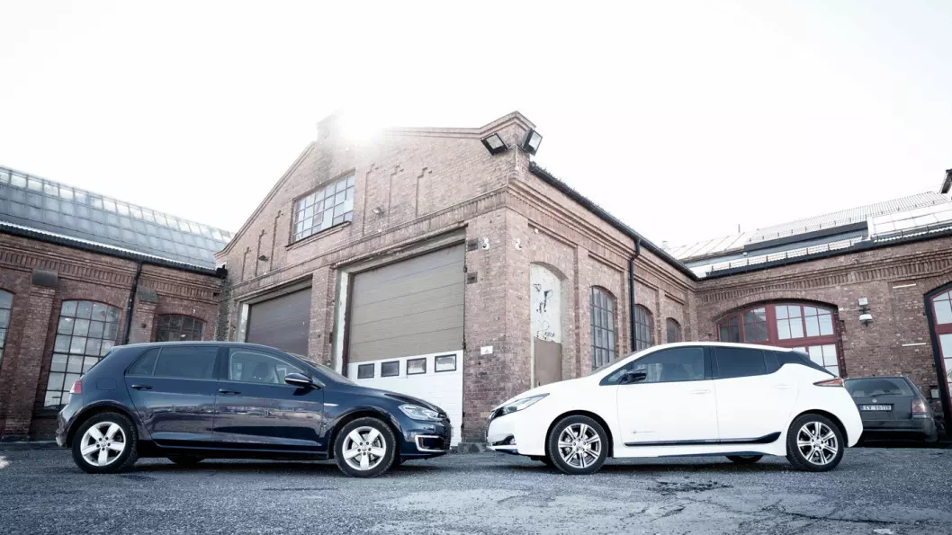 SMÅKONGENE PÅ HAUGEN: Her er bilene nordmenn foretrekker for øyeblikket, VW e-Golf (t.v.) og Nissan Leaf. Foto: Jon Terje Hellgren Hansen
