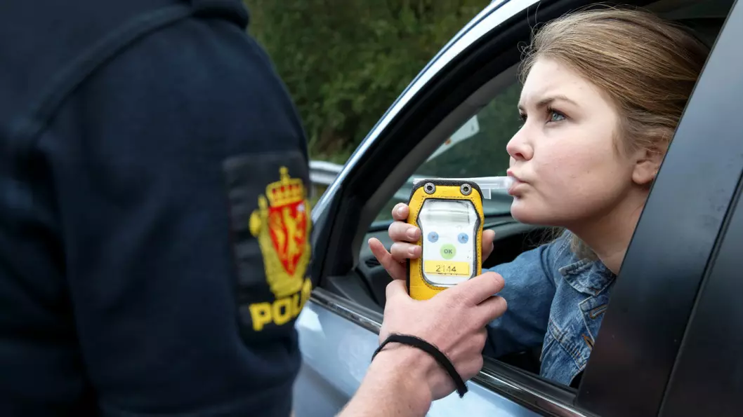 RØDT ELLER GRØNT: Det kan koste deg meget dyrt om det lyser rødt i politiets promillekontroll. Foto: Gorm Kallestad/NTB scanpix