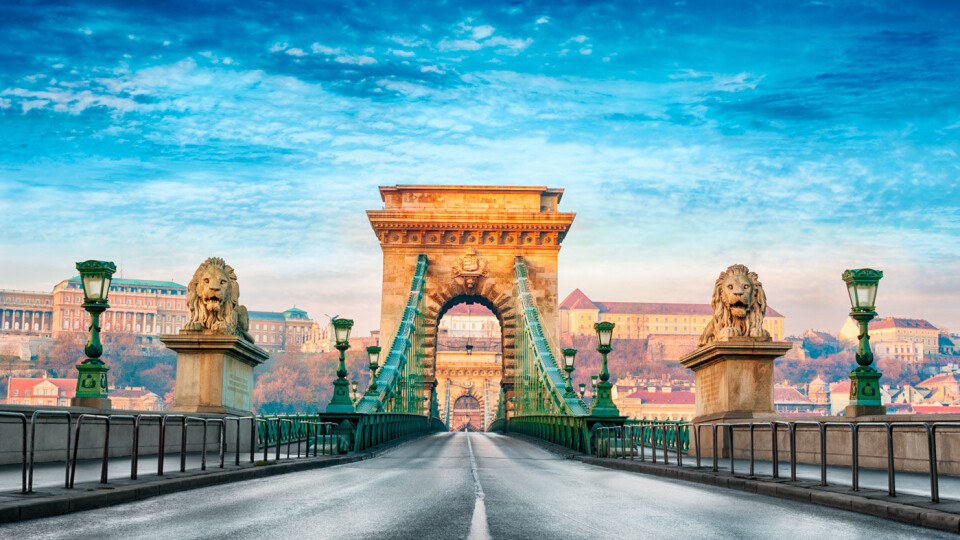 BYEN MED DE NI BROER: Donau setter sitt preg på Budapest, og byen er kjent for broene sine. Den eldste og vakreste er kanskje Kjedebroen som lyses opp på kveldstid. Foto: Vista Travel