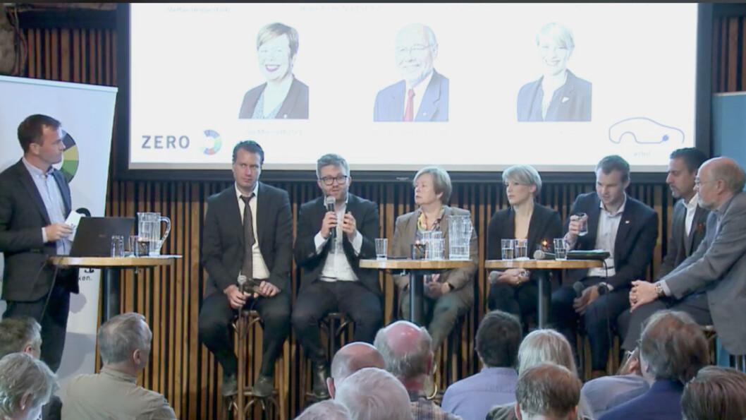 PLUG-IN-DEBATT: Zero-leder Marius Holm med politikerne (f.v.) Helge André Njåstad (Frp), Stefan Heggelund (H), Siv Mossleth (Sp), Kari Elisabeth Kaski (SV), Kjell Ingolf Ropstad (KrF), Abid Q. Raja (V) og Svein Roald Hansen (Ap) i debatt om bilavgifter torsdag. Foto: Faksimile fra Facebook Luve-stream PLUG-IN-DEBATT: Zero-leder Marius Holm med politikerne (f.v.) Helge André Njåstad (Frp), Stefan Heggelund (H), Siv Mossleth (Sp), Kari Elisabeth Kaski (SV), Kjell Ingolf Ropstad (KrF), Abid Q. Raja (V) og Svein Roald Hansen (Ap) i debatt om bilavgifter torsdag. Foto: Faksimile fra Facebook Luve-stream
