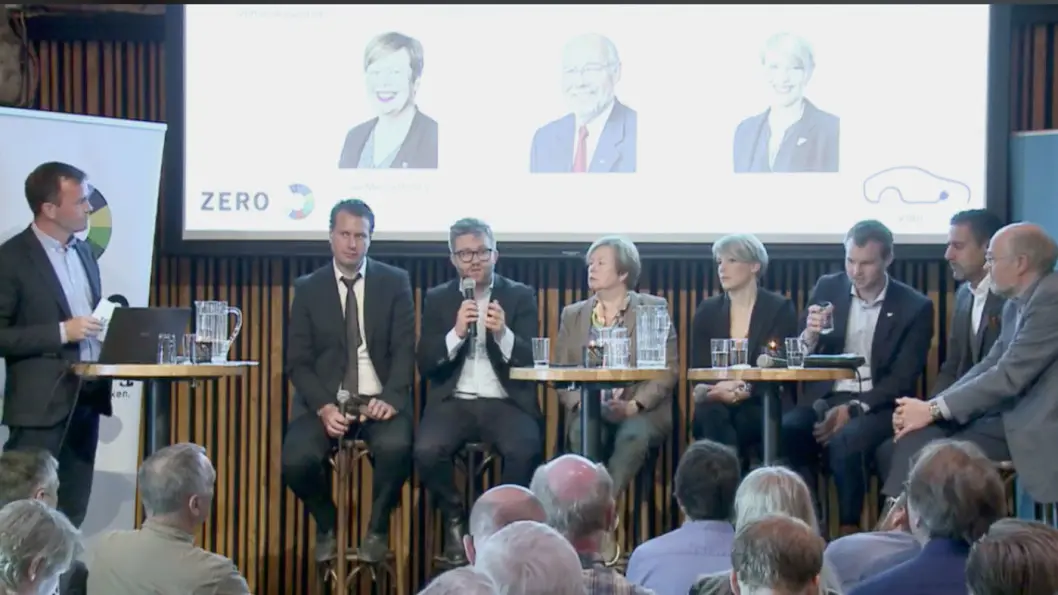 PLUG-IN-DEBATT: Zero-leder Marius Holm med politikerne (f.v.) Helge André Njåstad (Frp), Stefan Heggelund (H), Siv Mossleth (Sp), Kari Elisabeth Kaski (SV), Kjell Ingolf Ropstad (KrF), Abid Q. Raja (V) og Svein Roald Hansen (Ap) i debatt om bilavgifter torsdag. Foto: Faksimile fra Facebook Luve-stream PLUG-IN-DEBATT: Zero-leder Marius Holm med politikerne (f.v.) Helge André Njåstad (Frp), Stefan Heggelund (H), Siv Mossleth (Sp), Kari Elisabeth Kaski (SV), Kjell Ingolf Ropstad (KrF), Abid Q. Raja (V) og Svein Roald Hansen (Ap) i debatt om bilavgifter torsdag. Foto: Faksimile fra Facebook Luve-stream