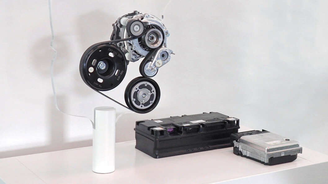 HYBRID: Startmotor/generatoren skal ikke bare fungere som dynamo og starter, men er samtidig en liten el-motor som sikrer økt dreiemoment ved oppstart. Lithuim-ion-batteriet på 48 volt suppleres med energi fra blant annet rekuperasjon. Foto: Volkswagen AG HYBRID: Startmotor/generatoren skal ikke bare fungere som dynamo og starter, men er samtidig en liten el-motor som sikrer økt dreiemoment ved oppstart. Lithuim-ion-batteriet på 48 volt suppleres med energi fra blant annet rekuperasjon. Foto: Volkswagen AG