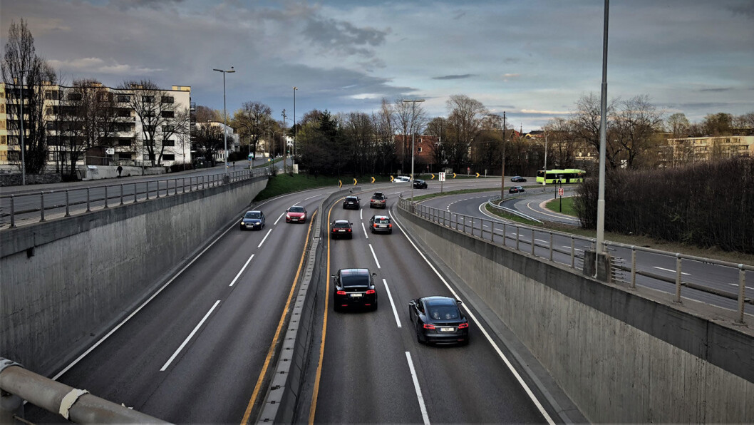 REDDE: På Frognerstranda i Oslo suser trafikken på E18 i opp mot 100 kilometer i timen. Mange nordmenn vedgår at de er redde. Foto: Geir Røed REDDE: På Frognerstranda i Oslo suser trafikken på E18 i opp mot 100 kilometer i timen. Mange nordmenn vedgår at de er redde. Foto: Geir Røed