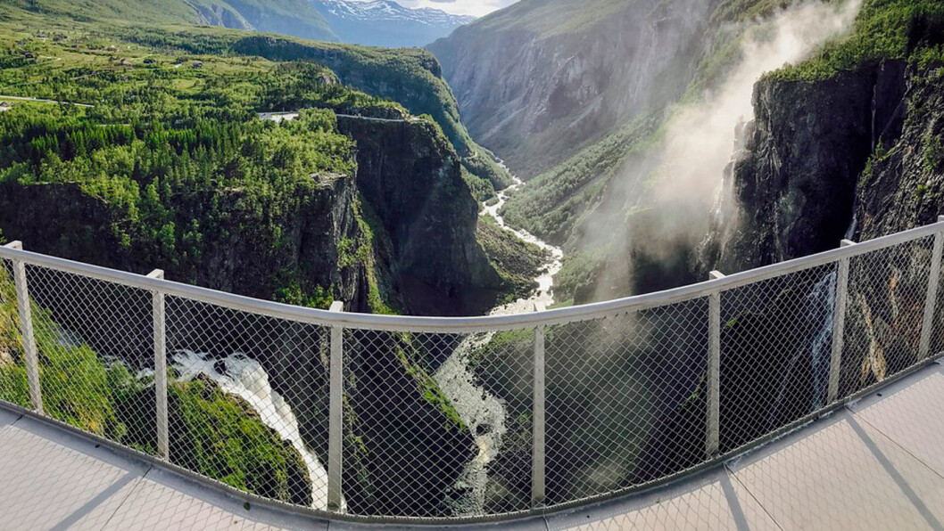 STOPPESTED: Vøringsfossen, her fra utsiktsplattformen på kanten av juvet ved Fossli, er et av de mest populære stoppestedene langs de Nasjonale turistveger. Denne plattformen ble ferdigstilt juli 2017. Foto: Kjersti Wold STOPPESTED: Vøringsfossen, her fra utsiktsplattformen på kanten av juvet ved Fossli, er et av de mest populære stoppestedene langs de Nasjonale turistveger. Denne plattformen ble ferdigstilt juli 2017. Foto: Kjersti Wold