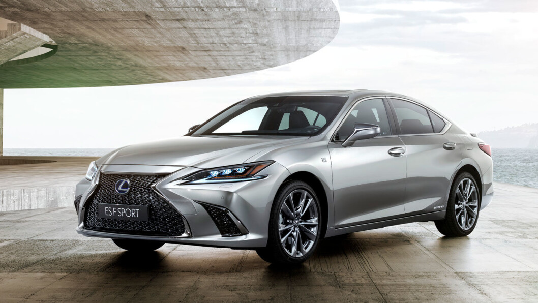 TIL NORGE: Seks generasjoner av Lexus ES er produsert uten at norske bilkjøpere har fått være med på leken. Det skal det snart bli slutt på. Foto: Lexus TIL NORGE: Seks generasjoner av Lexus ES er produsert uten at norske bilkjøpere har fått være med på leken. Det skal det snart bli slutt på. Foto: Lexus