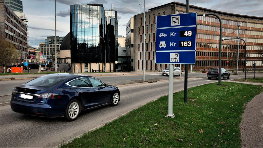 MANGE ELBILER: En Tesla passerer bomringen ved Majorstua. I morgenrushet er hver fjerde bil nå en elbil. Foto: Geir Røed MANGE ELBILER: En Tesla passerer bomringen ved Majorstua. I morgenrushet er hver fjerde bil nå en elbil. Foto: Geir Røed