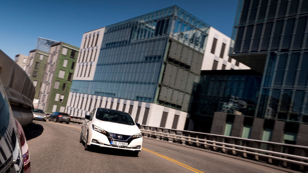 KAN PLUTSELIG BREMSE AV SEG SELV: Storselgeren Nissan Leaf er en av modellene som er berørt av en programvarefeil som gjør at den kan bremse umotivert under kjøring. Eierne oppfordres til å få feilen utbedret hos sin forhandler. Foto: Jon Terje Hellgren Hansen KAN PLUTSELIG BREMSE AV SEG SELV: Storselgeren Nissan Leaf er en av modellene som er berørt av en programvarefeil som gjør at den kan bremse umotivert under kjøring. Eierne oppfordres til å få feilen utbedret hos sin forhandler. Foto: Jon Terje Hellgren Hansen