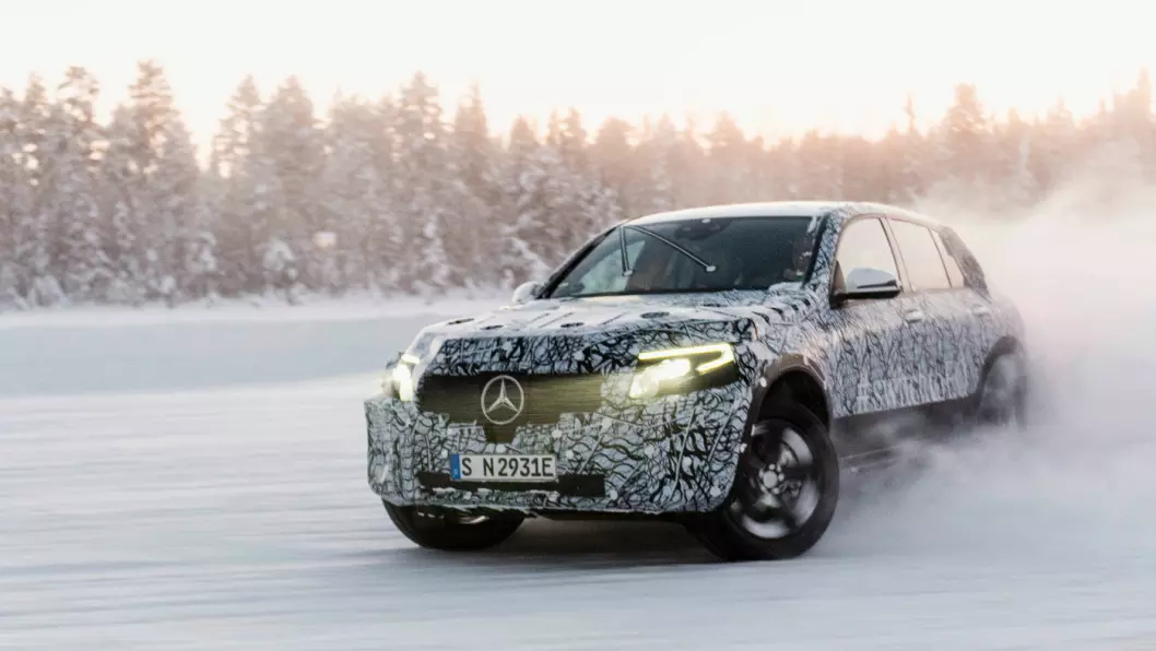 I FARTA: Mercedes-Benz EQC på testkjøring under vinterlige forhold i Sverige. Foto: Daimler