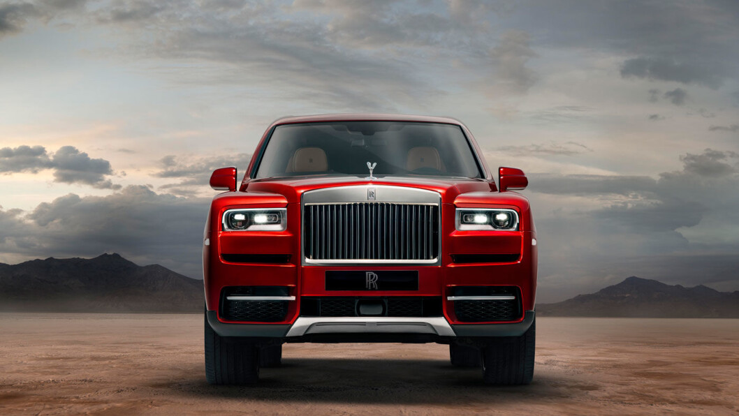 DIN NESTE SUV? Rolls-Royce Cullinan kommer rullende på sine 22 tommers dekk med en 6,75 liters V12-motor med biturbo. Prisen er ikke kjent, foreløpig. DIN NESTE SUV? Rolls-Royce Cullinan kommer rullende på sine 22 tommers dekk med en 6,75 liters V12-motor med biturbo. Prisen er ikke kjent, foreløpig.