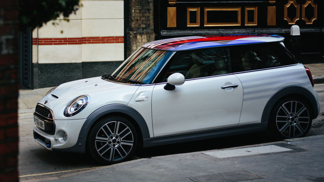 BRYLLUPSMINI: Gjennom programmet «Mini Yours» kan du designe dine egne 3D-elementer som kan pryde bilen, slik denne er pyntet for det forestående bryllupet. BRYLLUPSMINI: Gjennom programmet «Mini Yours» kan du designe dine egne 3D-elementer som kan pryde bilen, slik denne er pyntet for det forestående bryllupet.