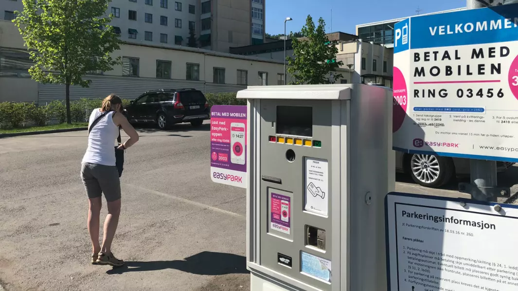 KRAV: Visste du at parkeringsplasser som ikke er gratis, skal ha en slik løsning – der man for eksempel kan bruke mobilen? Bildet er fra en parkeringsplass ved Radiumhospitalet i Oslo.