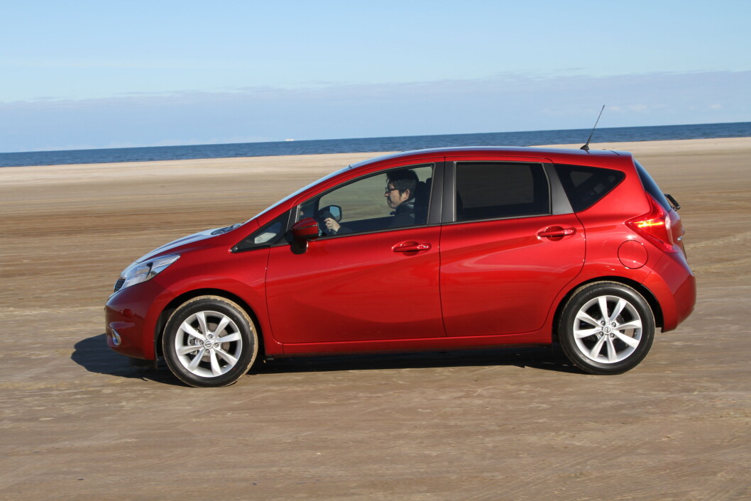PRAKTSK SMÅBIL: Nye Nissan Note ser bedre ut, og er fortsatt en av de mest praktiske småbilene du kan kjøpe. Foto: Rune Korsvoll PRAKTSK SMÅBIL: Nye Nissan Note ser bedre ut, og er fortsatt en av de mest praktiske småbilene du kan kjøpe. Foto: Rune Korsvoll