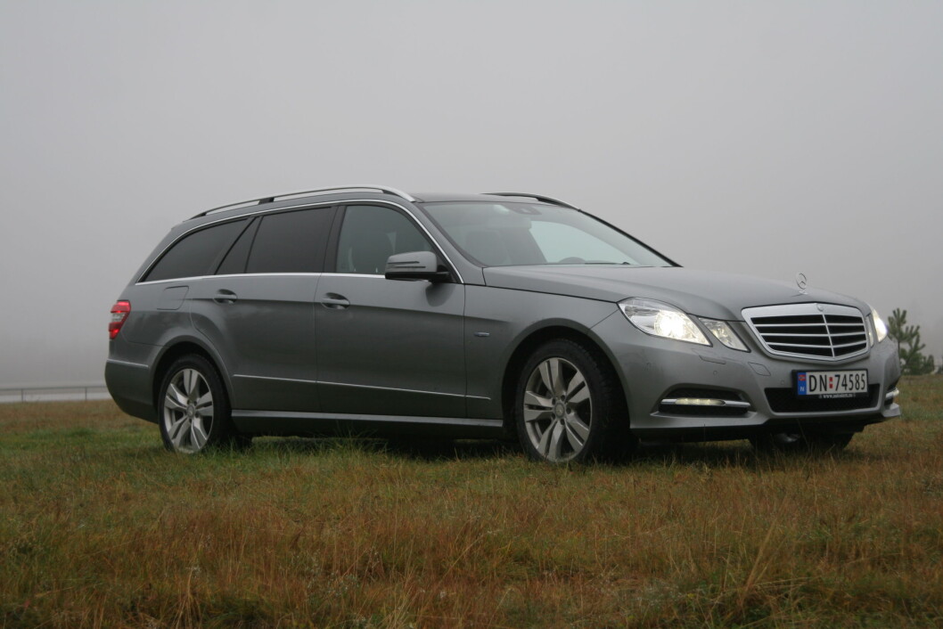 BARSKERE: Mercedes E-klasse er barskere å se på, men det er under skallet du finner de største forandringene med nye motorer og viktig sikkerhetsutstyr. Foto: Rune Korsvoll BARSKERE: Mercedes E-klasse er barskere å se på, men det er under skallet du finner de største forandringene med nye motorer og viktig sikkerhetsutstyr. Foto: Rune Korsvoll