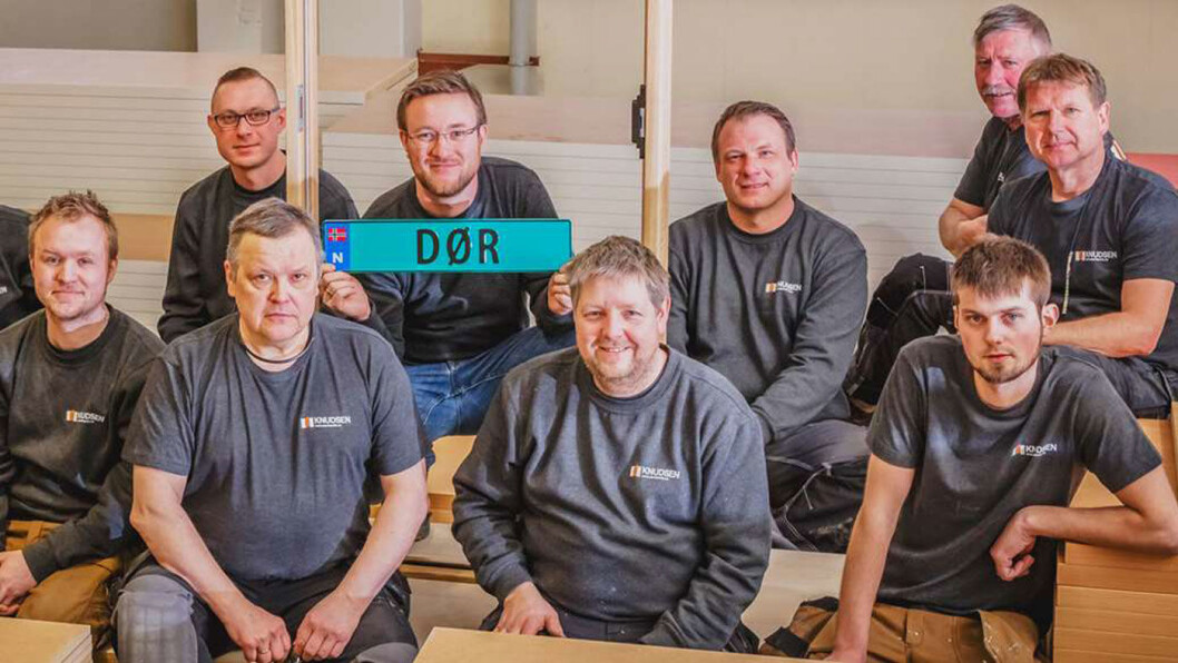NEKTES: Roar Knudsen (med skiltet) og Knudsen Dørfabrikk får ikke bruke bilskiltet de betalte 9000 kroner for. Her er bedriftseieren med deler av staben. Foto: Knudsen Dørfabrikk NEKTES: Roar Knudsen (med skiltet) og Knudsen Dørfabrikk får ikke bruke bilskiltet de betalte 9000 kroner for. Her er bedriftseieren med deler av staben. Foto: Knudsen Dørfabrikk