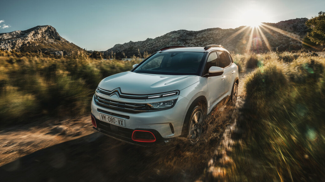 AIRCROSS: Designmessig er Citroën tilbake på et spennende spor – også det i god tradisjon. Man må forholde seg aktivt til løsninger og vinkler og fargevalg. Man blir aldri likegyldig. AIRCROSS: Designmessig er Citroën tilbake på et spennende spor – også det i god tradisjon. Man må forholde seg aktivt til løsninger og vinkler og fargevalg. Man blir aldri likegyldig.
