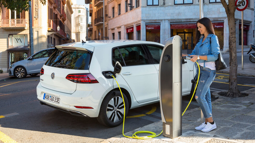 POPULÆRT: Det er en kraftig økning i import av elbiler til Norge utenfor importørene. Mange kommer fra Tyskland, som denne e-Golfen. Foto: Volkswagen POPULÆRT: Det er en kraftig økning i import av elbiler til Norge utenfor importørene. Mange kommer fra Tyskland, som denne e-Golfen. Foto: Volkswagen