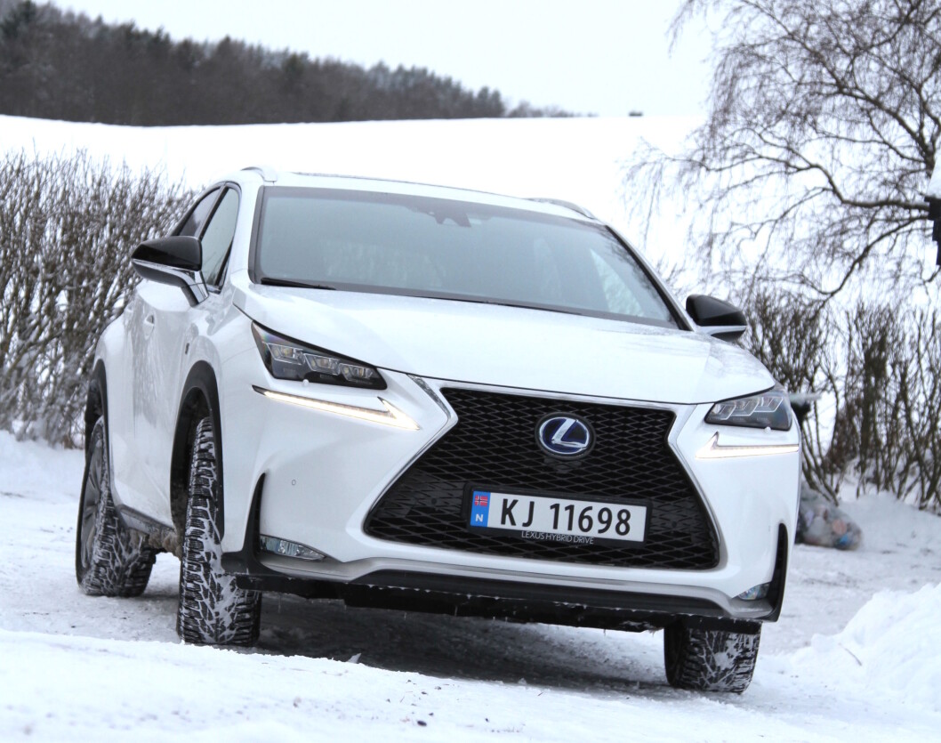 BARSK: Lexus NX 300h ser aggressiv ut, spesielt i F-Sport drakt, men avslører mye komfort for en avslappet kjørestil. Foto: Rune Korsvoll BARSK: Lexus NX 300h ser aggressiv ut, spesielt i F-Sport drakt, men avslører mye komfort for en avslappet kjørestil. Foto: Rune Korsvoll