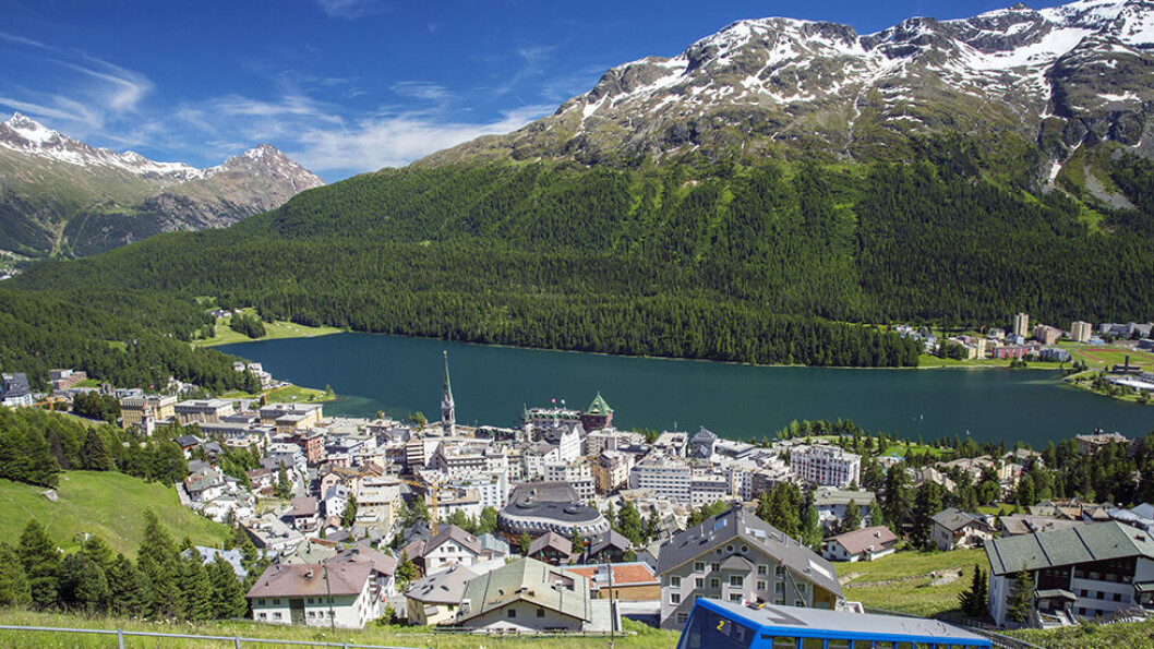 FJELLANDSBYEN: St. Moritz ligger flott til mellom snødekte fjell, hele 1.856 meter over havet. FJELLANDSBYEN: St. Moritz ligger flott til mellom snødekte fjell, hele 1.856 meter over havet.