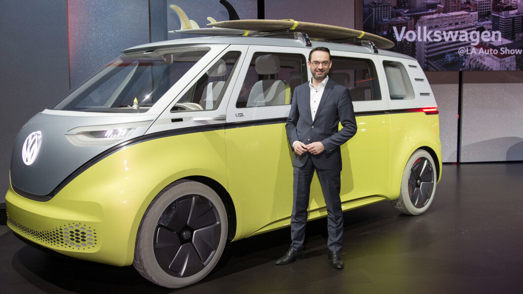 SNART KLAR: VWs elbil-sjef Christian Senger foran en I.D. Buzz på fjorårets bilshow i Los Angeles. I.D blir produsentens første rene elbil, og lanseres i 2020. I.D står for øvrig for «ikonisk design». Foto: Volkswagen AG SNART KLAR: VWs elbil-sjef Christian Senger foran en I.D. Buzz på fjorårets bilshow i Los Angeles. I.D blir produsentens første rene elbil, og lanseres i 2020. I.D står for øvrig for «ikonisk design». Foto: Volkswagen AG