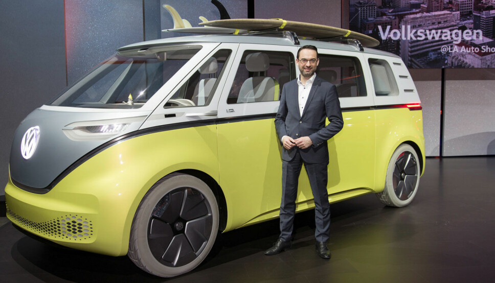 FORNØYD: VW-sjef Christian Senger foran det som en gang var en konseptbil, men som fra tidlig i 2022 settes i produksjon.