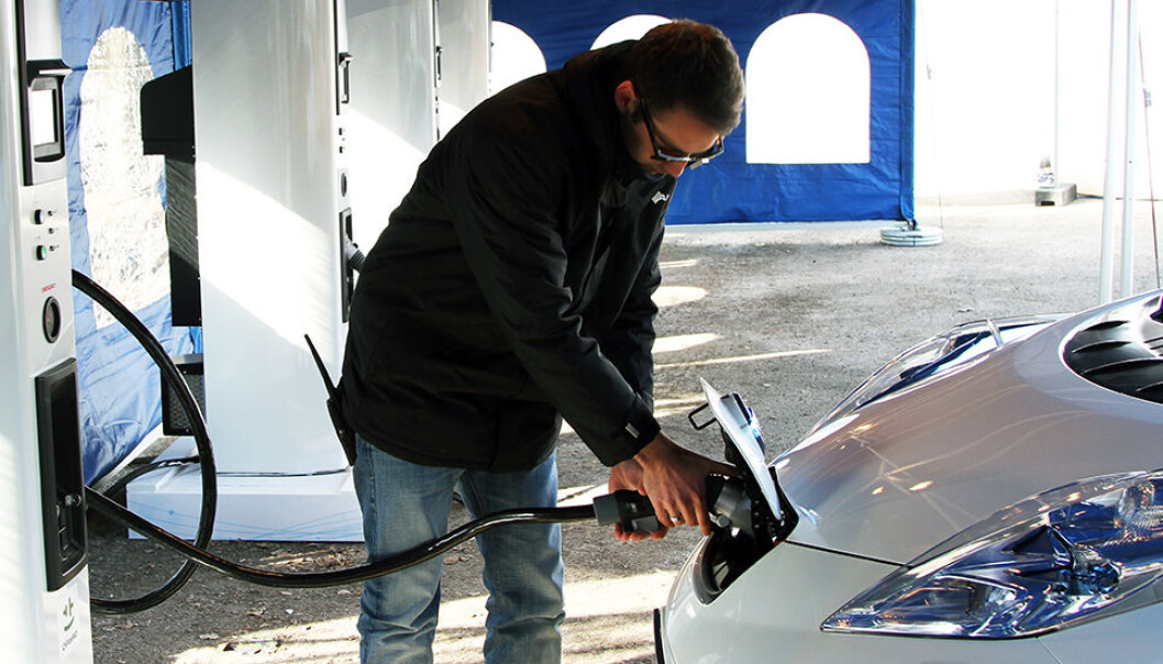 STADIG VANLIGERE I SVERIGE: Svenskene velger stadig oftere ladbar bil - og i november passerte de bensin- og dieselbiler for første gang. STADIG VANLIGERE I SVERIGE: Svenskene velger stadig oftere ladbar bil - og i november passerte de bensin- og dieselbiler for første gang.