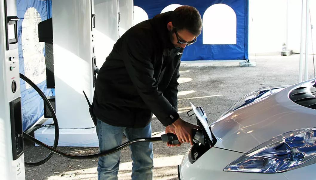 STADIG VANLIGERE I SVERIGE: Svenskene velger stadig oftere ladbar bil - og i november passerte de bensin- og dieselbiler for første gang.
