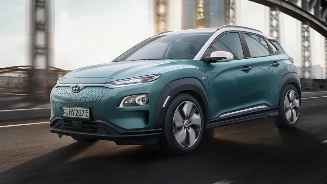 SOMMERHIT: Hyundai KONA Electric har nesten alt norske bilkjøpere drømmer om – SUV-størrelse og ladekabel, men ikke hengerfeste. Foto: Hyundai SOMMERHIT: Hyundai KONA Electric har nesten alt norske bilkjøpere drømmer om – SUV-størrelse og ladekabel, men ikke hengerfeste. Foto: Hyundai