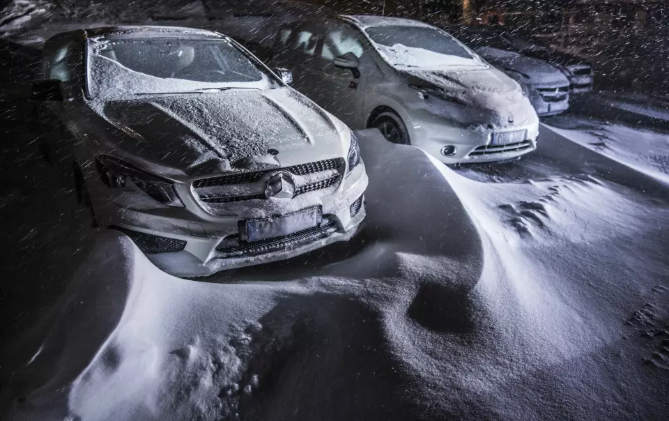 VINTERVEIEN: Kjøring på norske vinterveier er krevende og setter store krav til både bil og fører. Vi viser deg de beste bilene. Foto: MARKUS PENTIKÂINEN