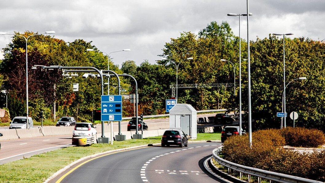 TEKNISK UTFORDRING: Dagens tekniske løsning for bomringen i Oslo klarer ikke å skille ut den dyreste passeringen. Derfor får mange billigere passeringer en periode fra mars 2019. Her fra dagens bomring på Skøyen, som nå skal bygges om. Foto: Fjellinjen TEKNISK UTFORDRING: Dagens tekniske løsning for bomringen i Oslo klarer ikke å skille ut den dyreste passeringen. Derfor får mange billigere passeringer en periode fra mars 2019. Her fra dagens bomring på Skøyen, som nå skal bygges om. Foto: Fjellinjen