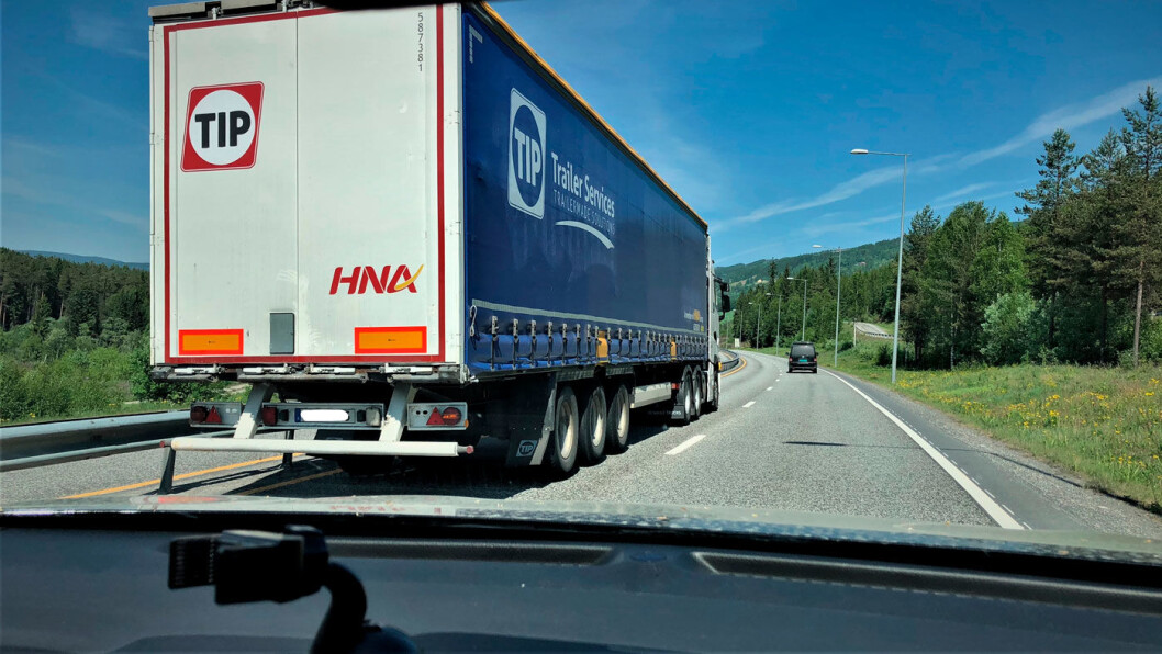 KAN BLI FORBUDT: Snart kan det bli forbudt for tunge kjøretøy å kjøre forbi i venstre fil på motorveiene. Her er en stor trailer på vei forbi på firefeltsveien i Øyer i Gudbrandsdalen. Foto: Geir Røed KAN BLI FORBUDT: Snart kan det bli forbudt for tunge kjøretøy å kjøre forbi i venstre fil på motorveiene. Her er en stor trailer på vei forbi på firefeltsveien i Øyer i Gudbrandsdalen. Foto: Geir Røed