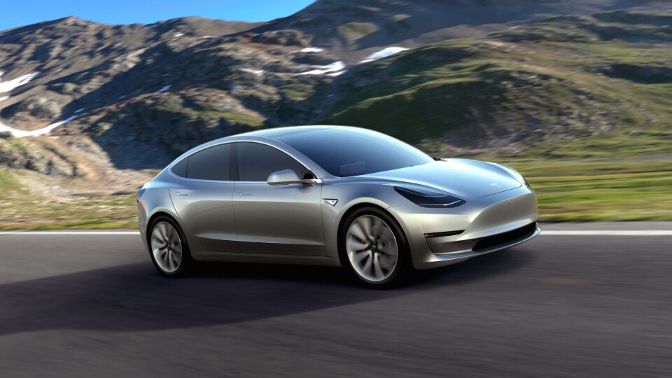 LITEN TESLA: Tesla Model 3 er mindre enn dagens S, og de første bilene leveres til kunder i USA sent i 2017. Foto: Tesla