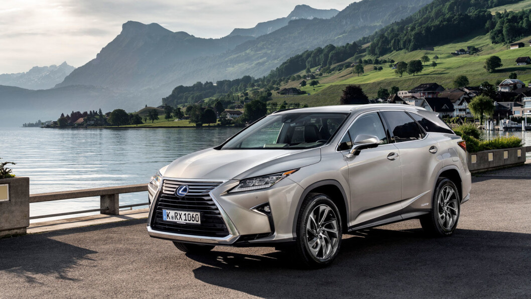 LENGRE: Lexus har strukket seg 11 centimeter og blitt en sjuseter. Den karakteristiske fronten er den samme som på «lillebror» femseteren. LENGRE: Lexus har strukket seg 11 centimeter og blitt en sjuseter. Den karakteristiske fronten er den samme som på «lillebror» femseteren.