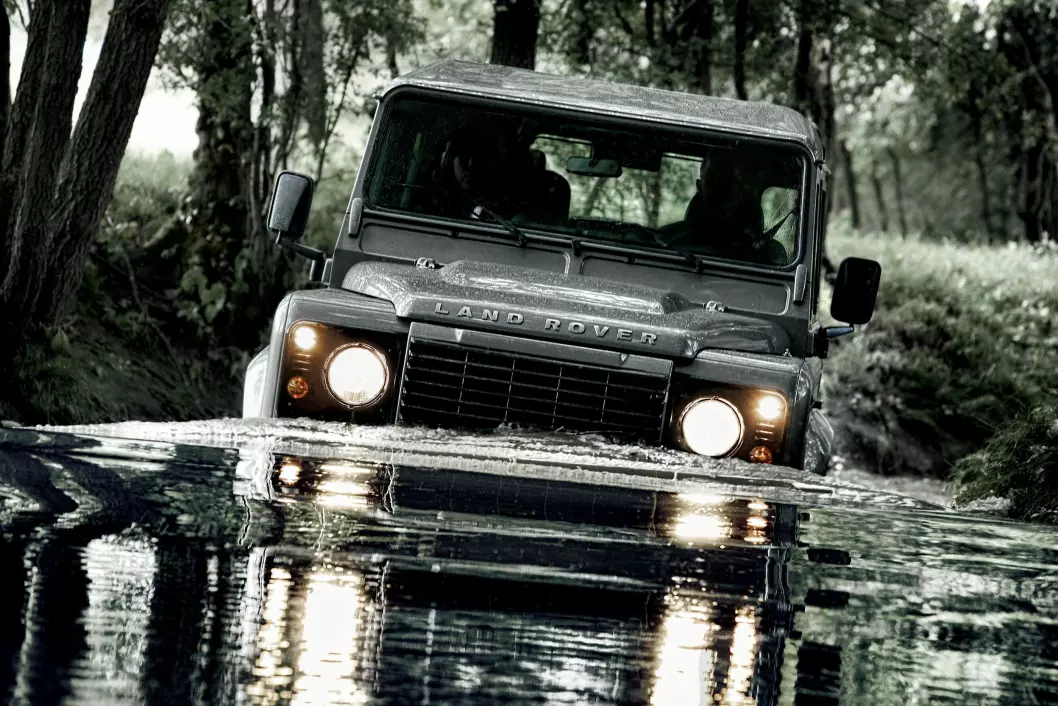 TØFFING: Land Rover Defender har ingen blåtann, men kan kjøre i vann opp til panseret. Foto: Land Rover